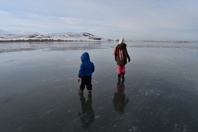 Sıcaklık eksi 10 dereceye kadar düştü, Çıldır Gölü kısmen dondu